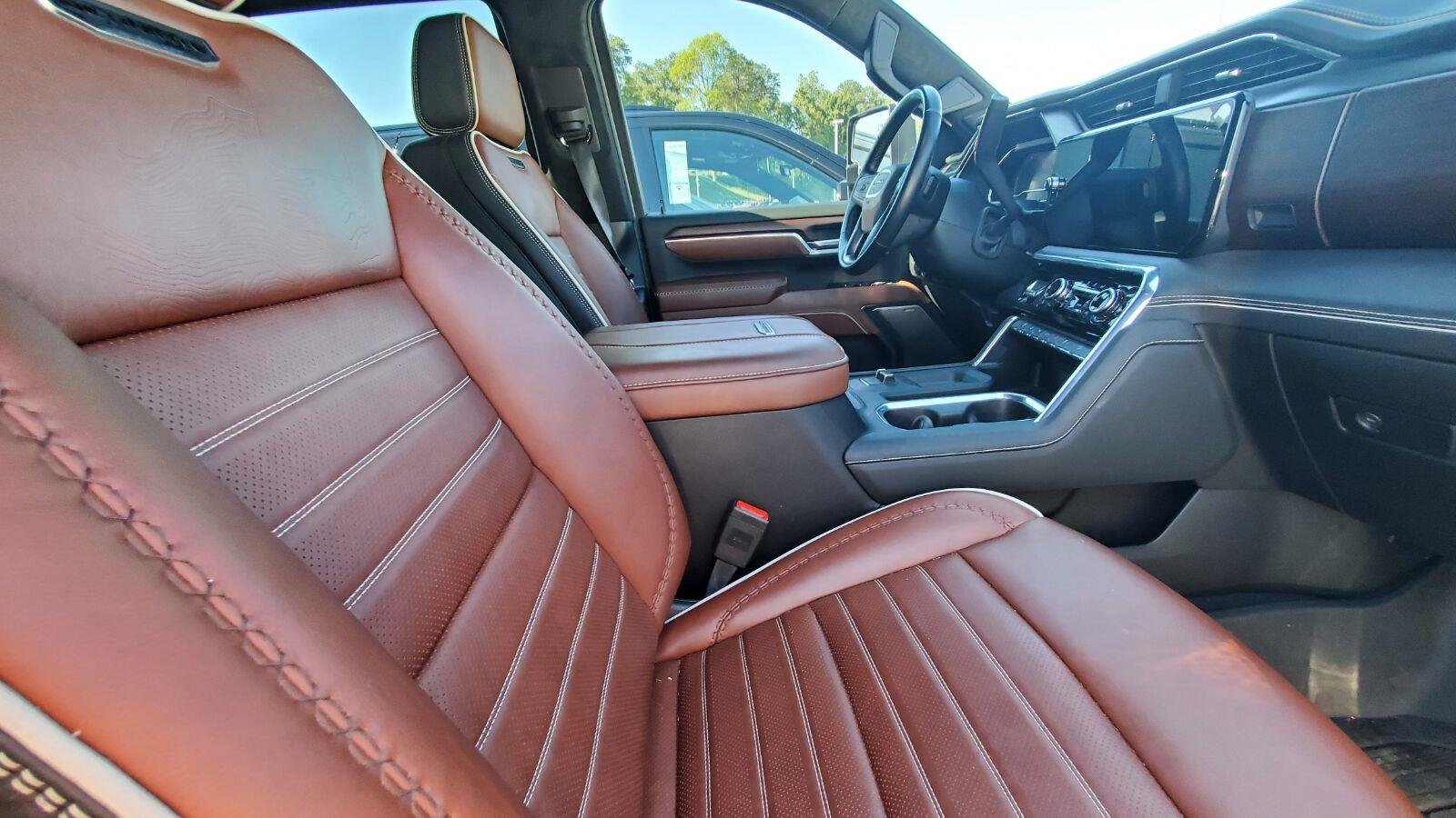 Used 2024 White Frost Tricoat GMC Denali Ultimate image 4