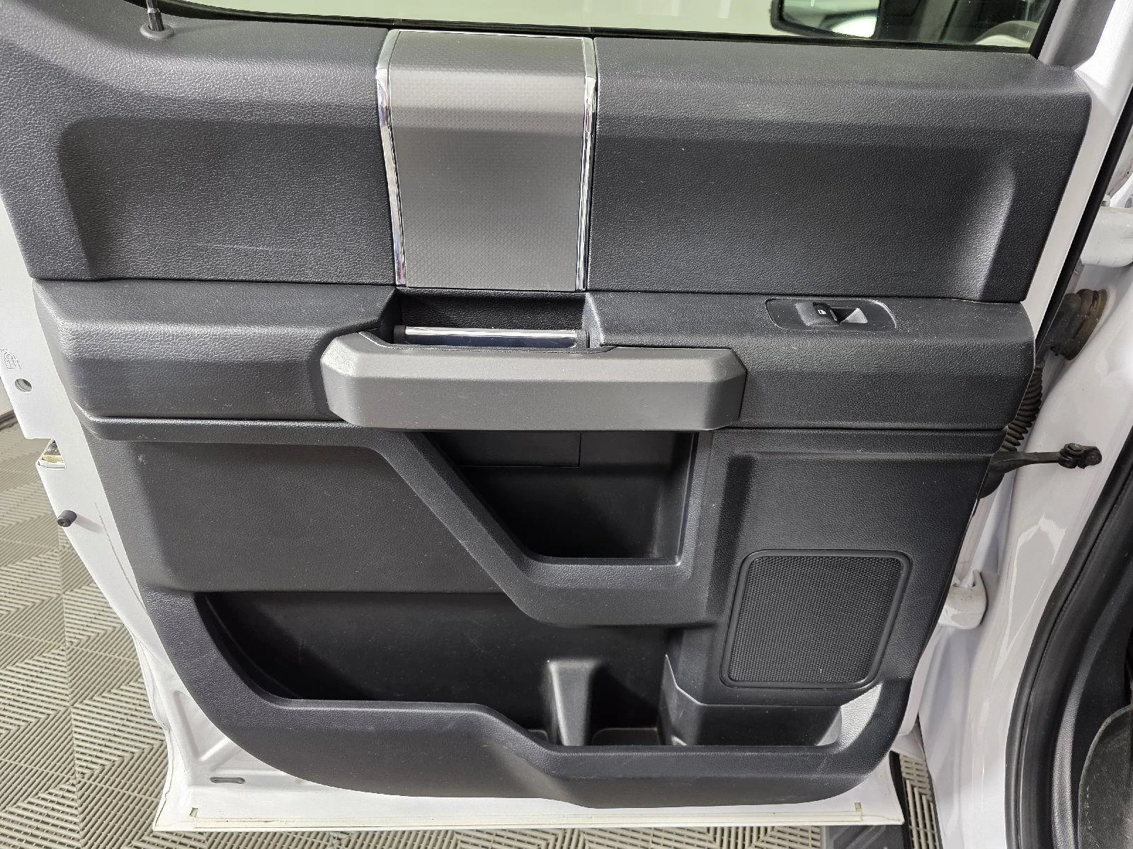 Used 2016 Oxford White Ford XLT image 18