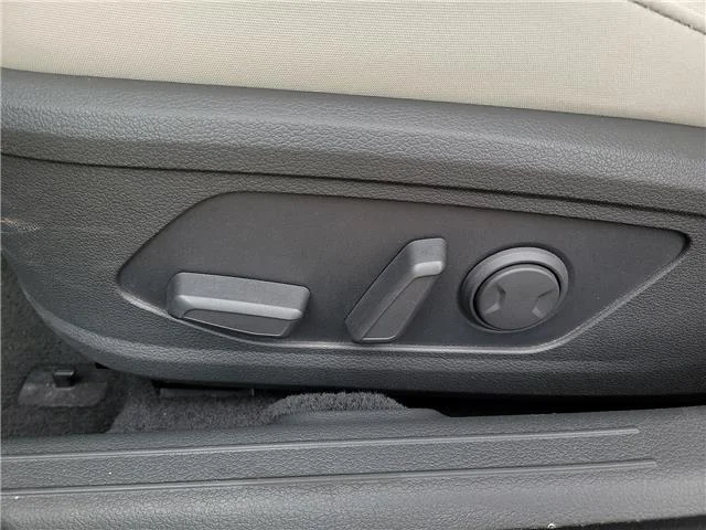 Used 2025 Gray Hyundai SEL Front-Wheel Drive image 13