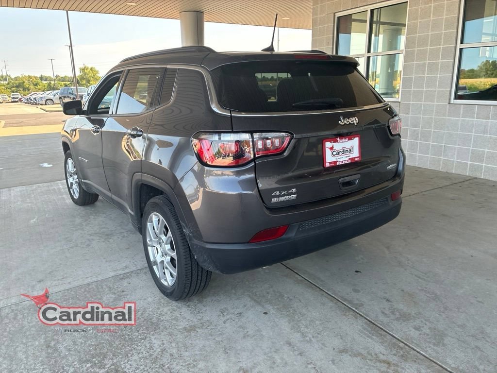 Used 2024 Gray Jeep Latitude Lux image 3