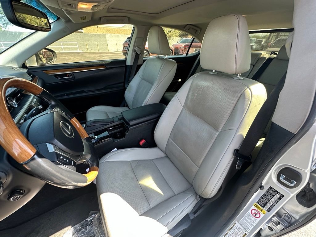 Used 2014 Silver Lexus 300h image 3