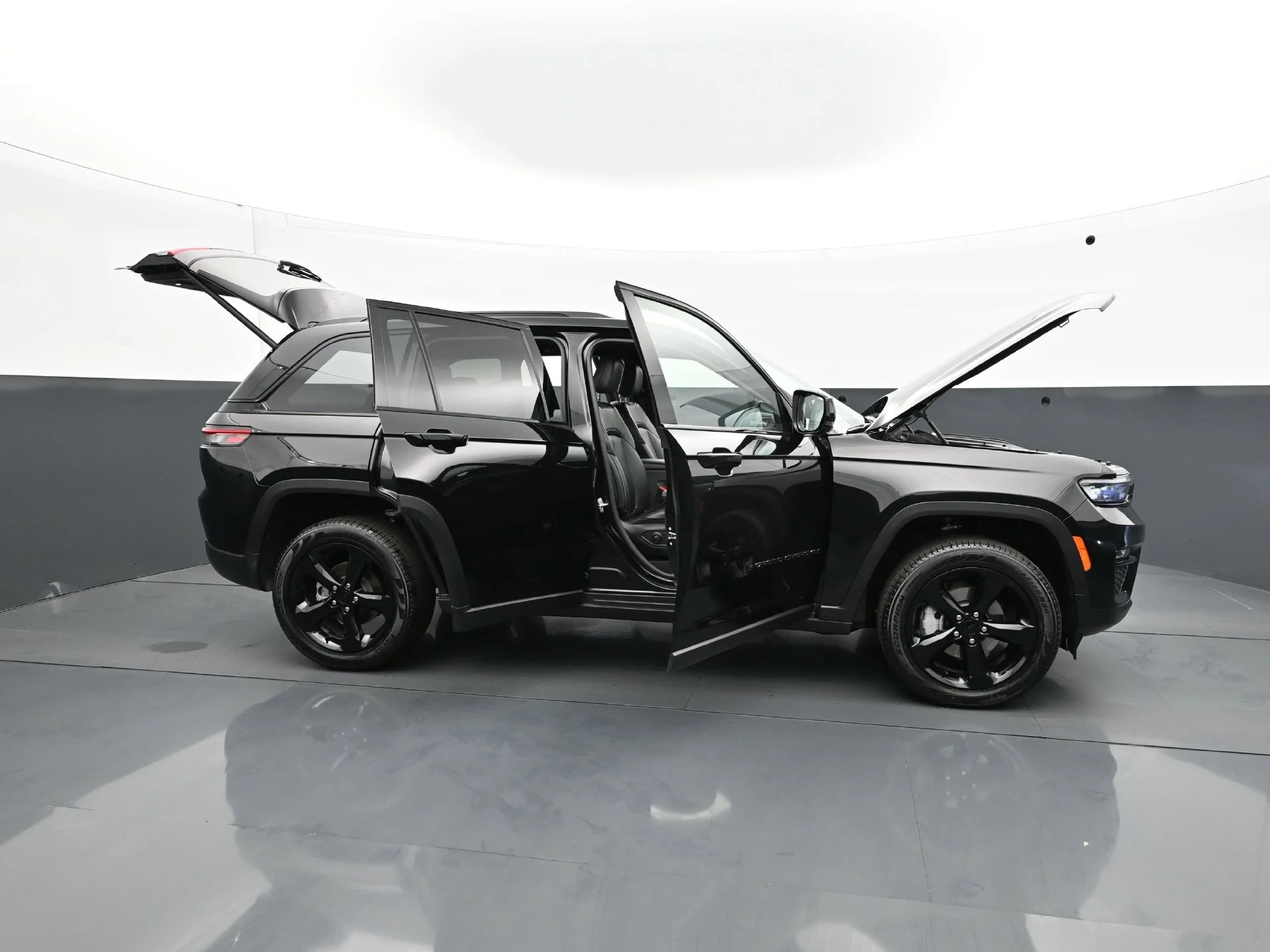 Used 2025 Diamond Black Crystal Pearlcoat Jeep Limited image 40