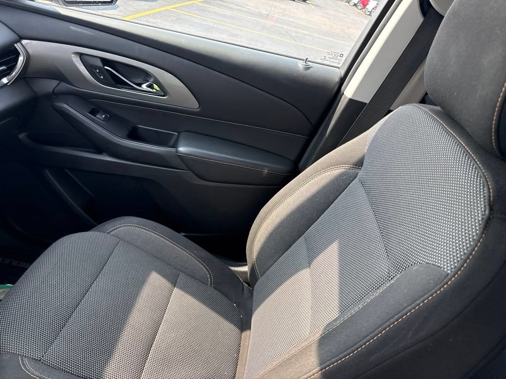 Used 2018 SILVER ICE METALLIC Chevrolet LT Cloth image 16