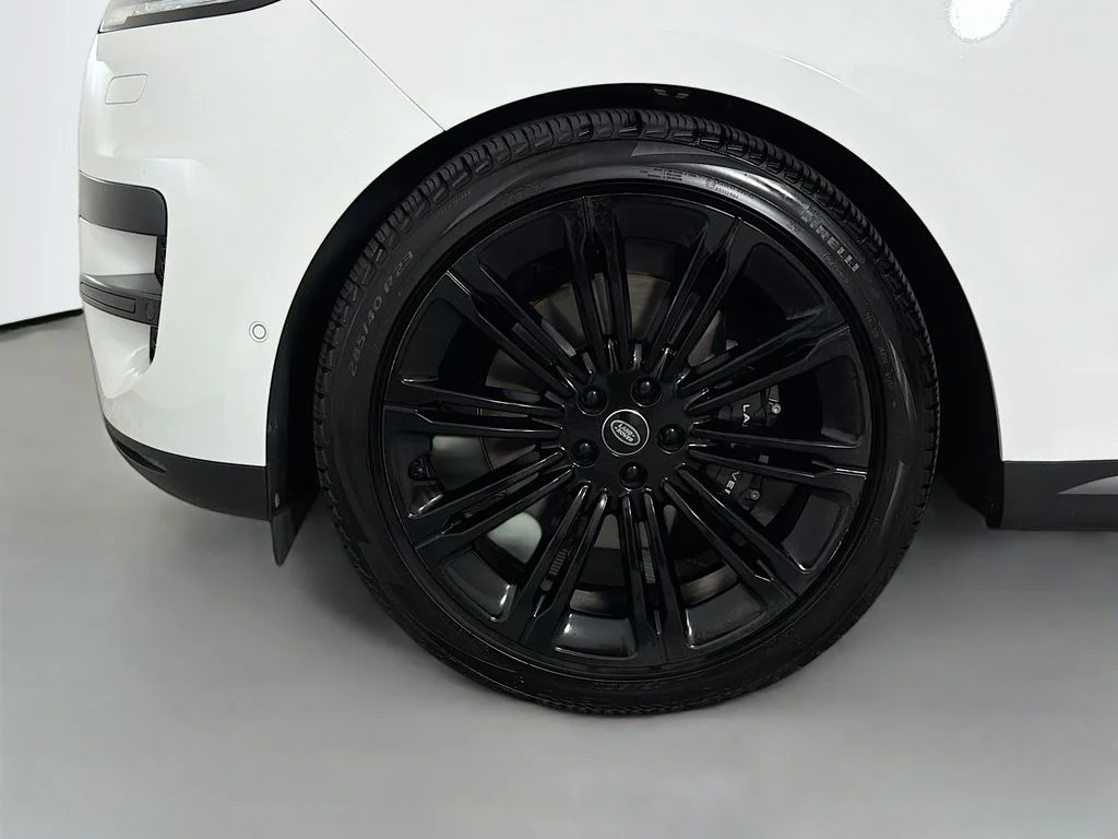 Used 2024 White Land Rover SE image 34