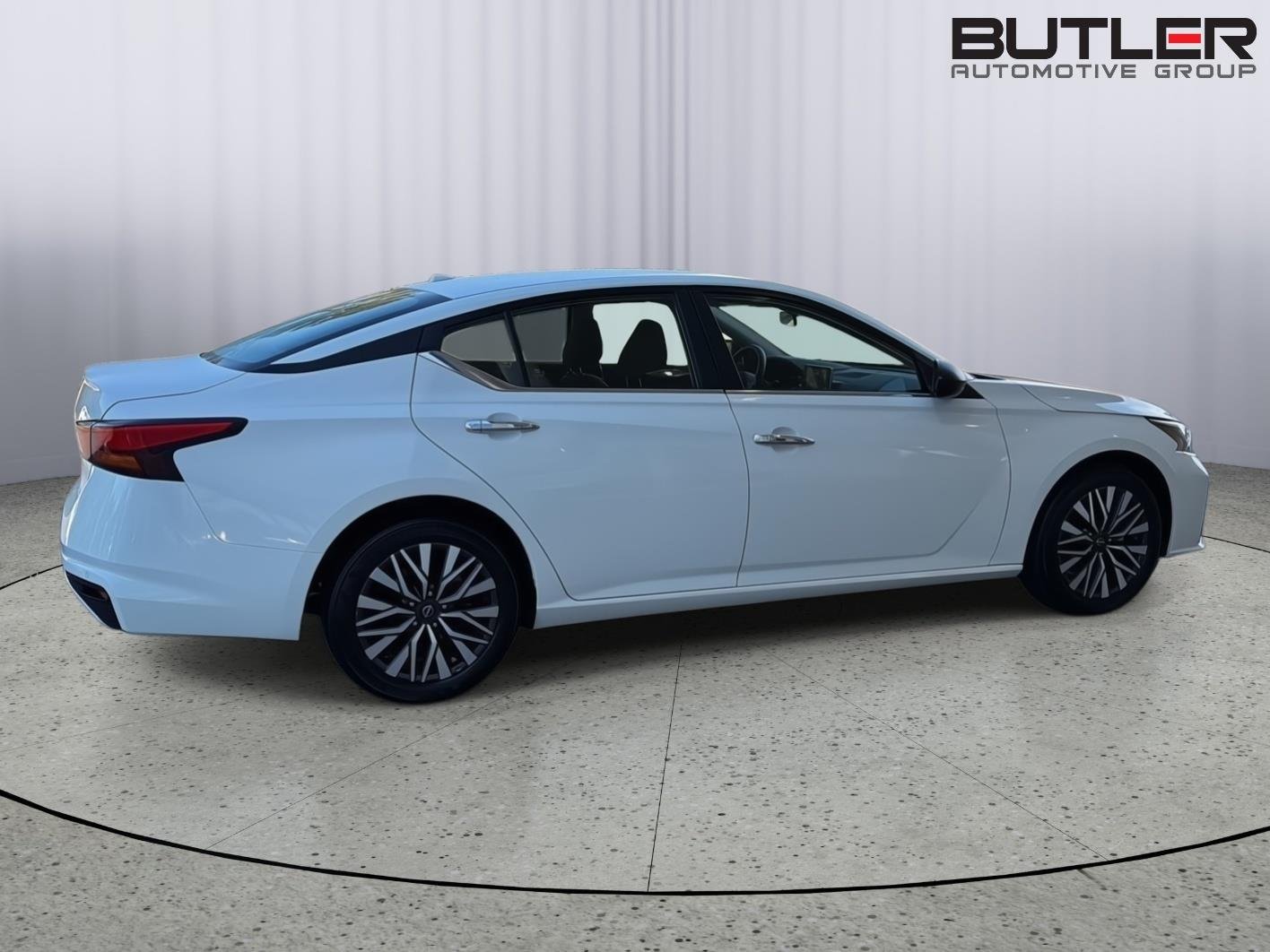 Used 2025 Glacier White Nissan SV image 7