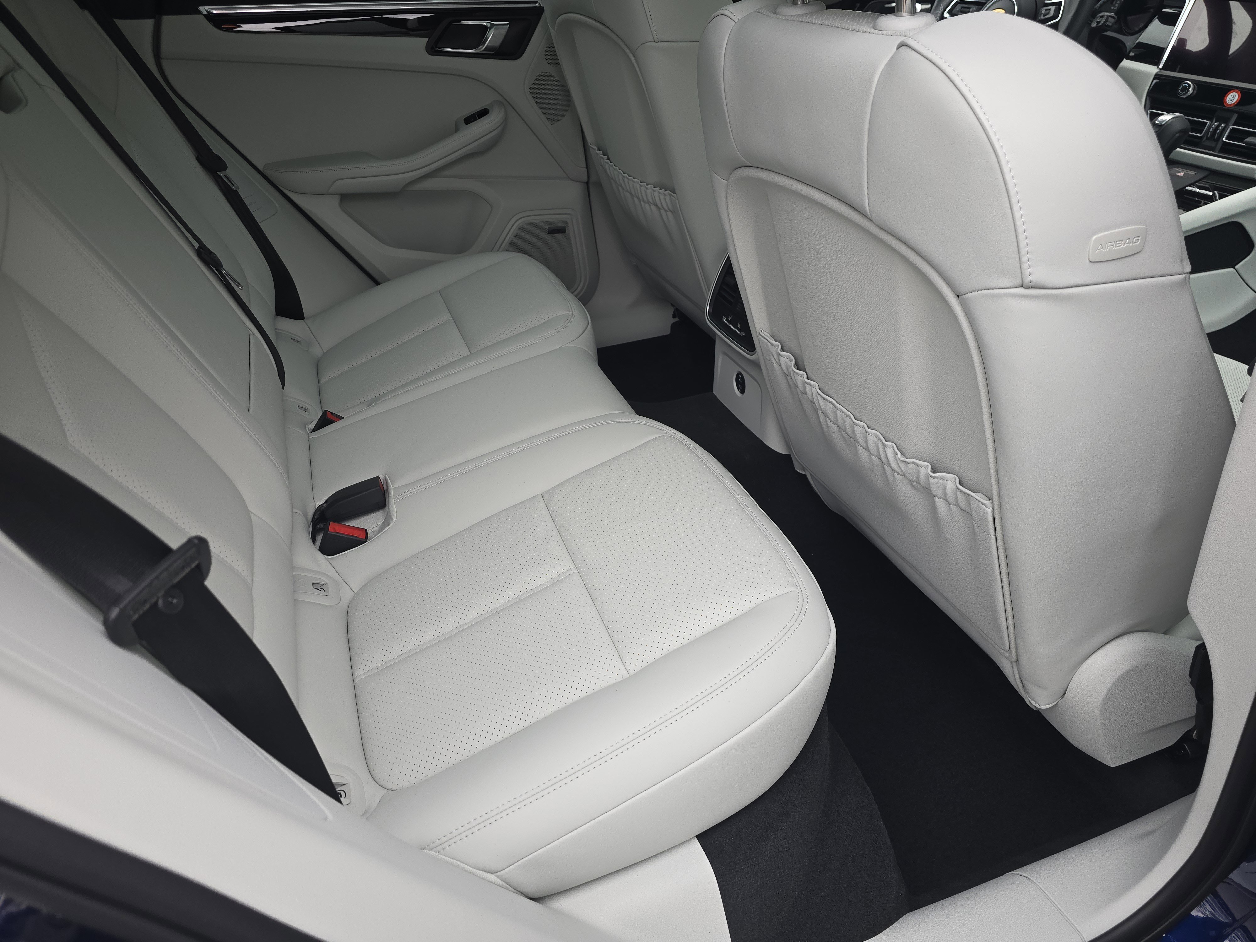 2026 Porsche Macan T photo 4