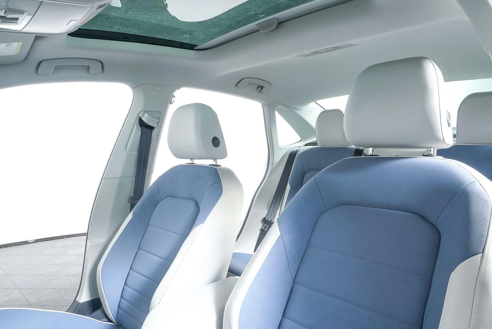 New 2027 Opal White Pearl Volkswagen SE image 9