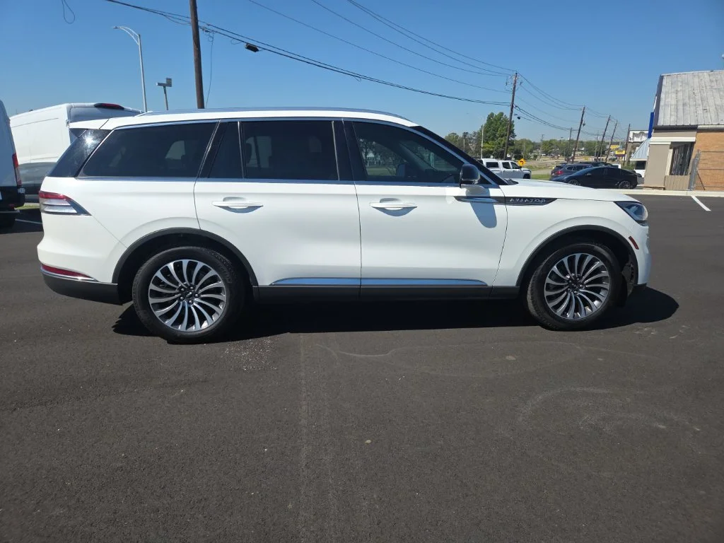 Used 2024 White Lincoln Premiere image 17