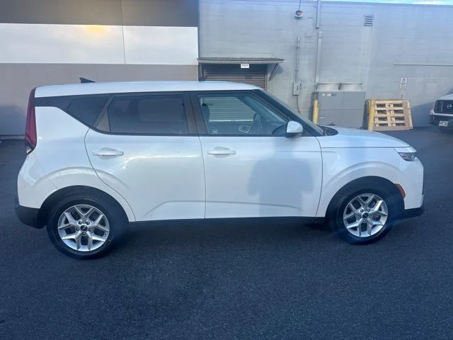 Used 2022 White Kia LX image 6