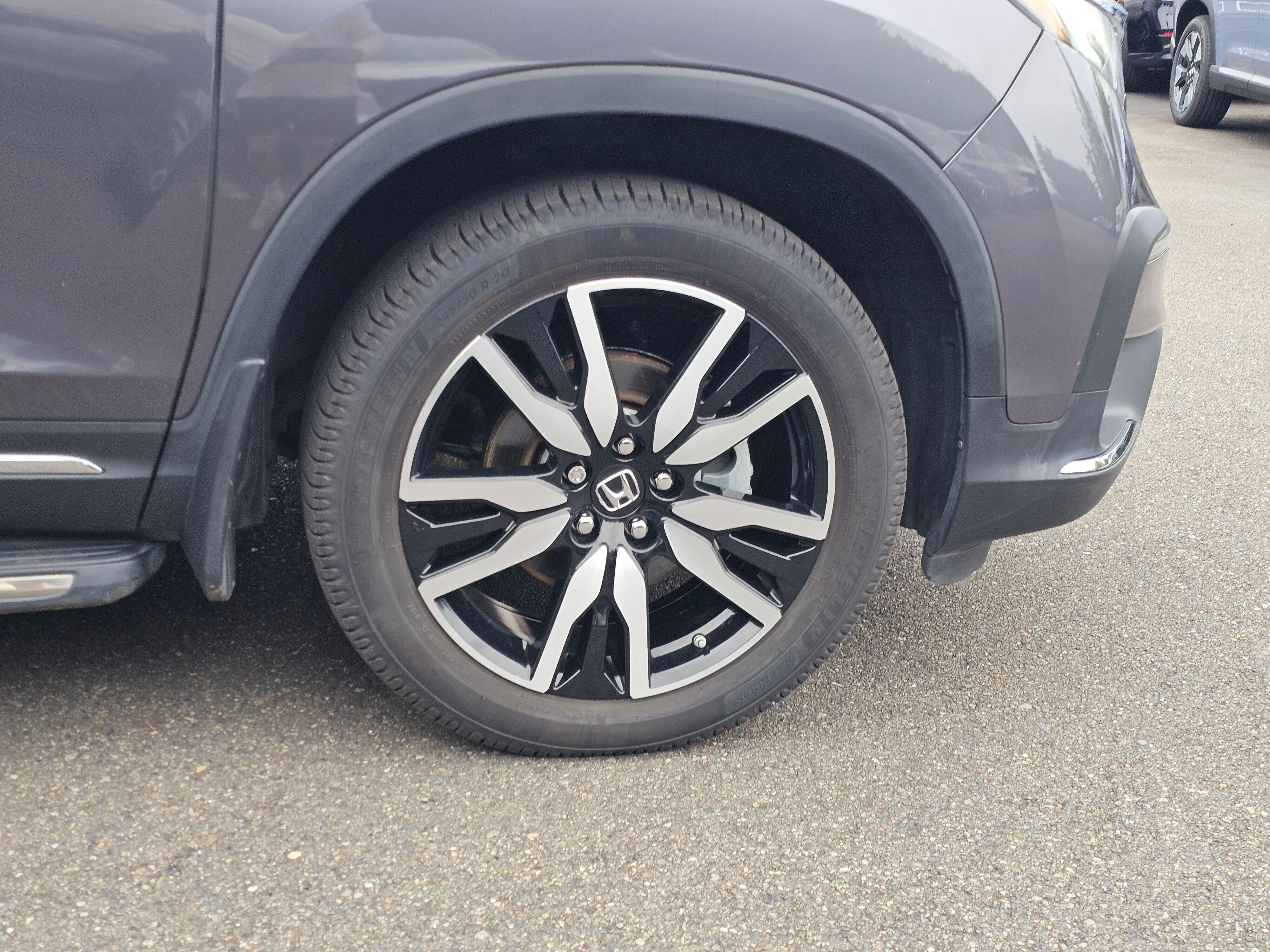 Used 2019 Modern Steel Metallic Honda Touring image 9