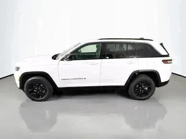 New 2026 Bright White Clear-Coat Exterior Paint Jeep Laredo image 4