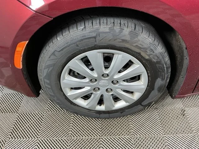 Used 2018 Velvet Chrysler L image 7