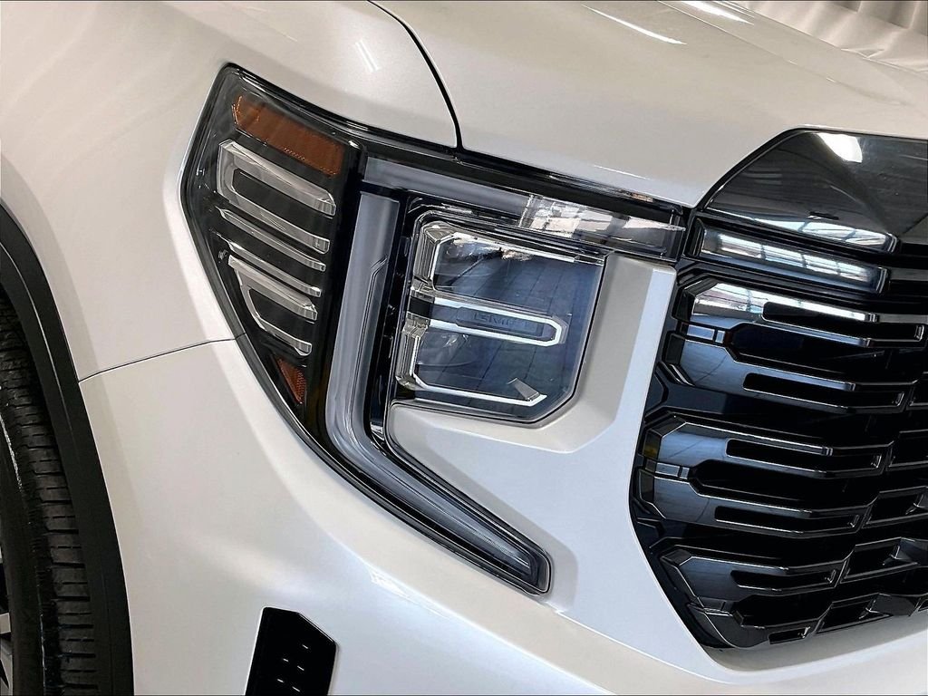 Used 2023 White GMC Denali Ultimate image 34