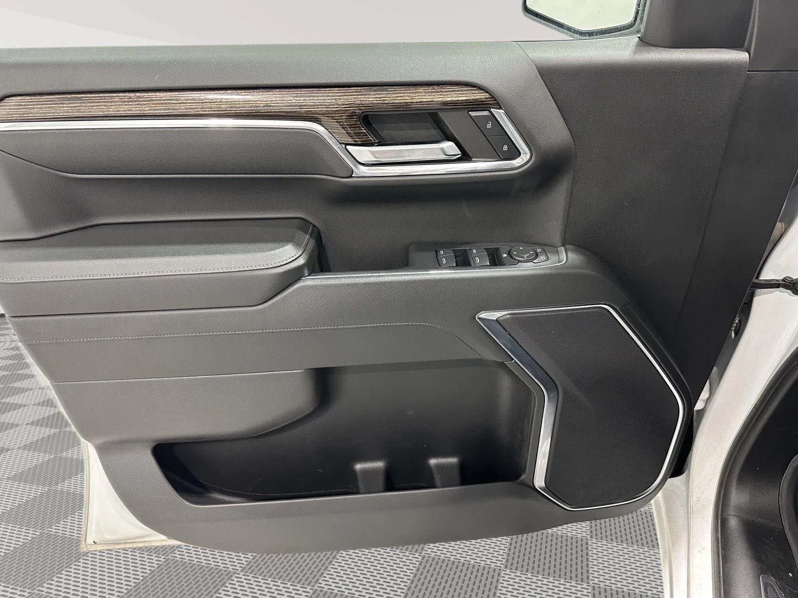 Used 2024 Summit White GMC Elevation image 21