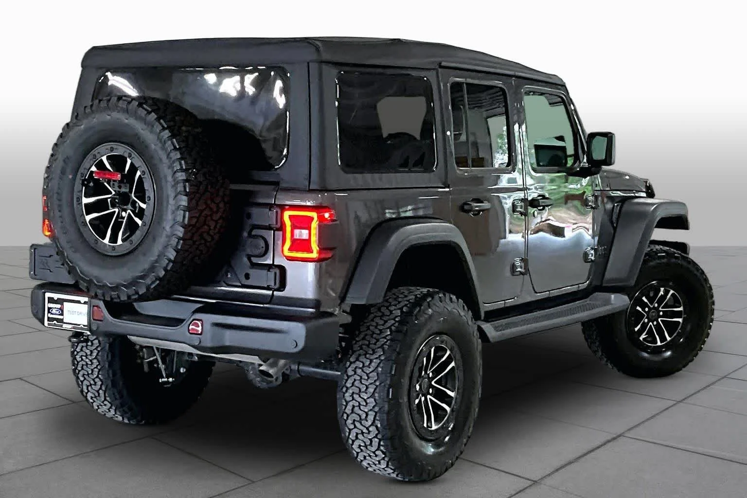 Used 2025 Granite Crystal Metallic Clearcoat Jeep Sport S image 13