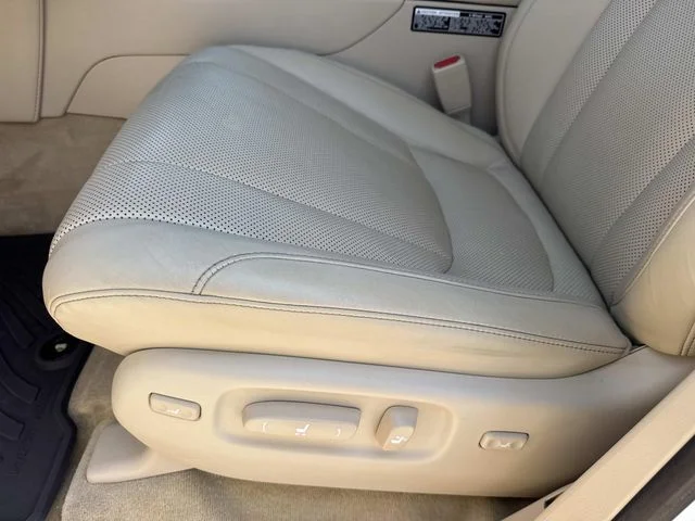 Used 2021 White Lexus 570 image 34
