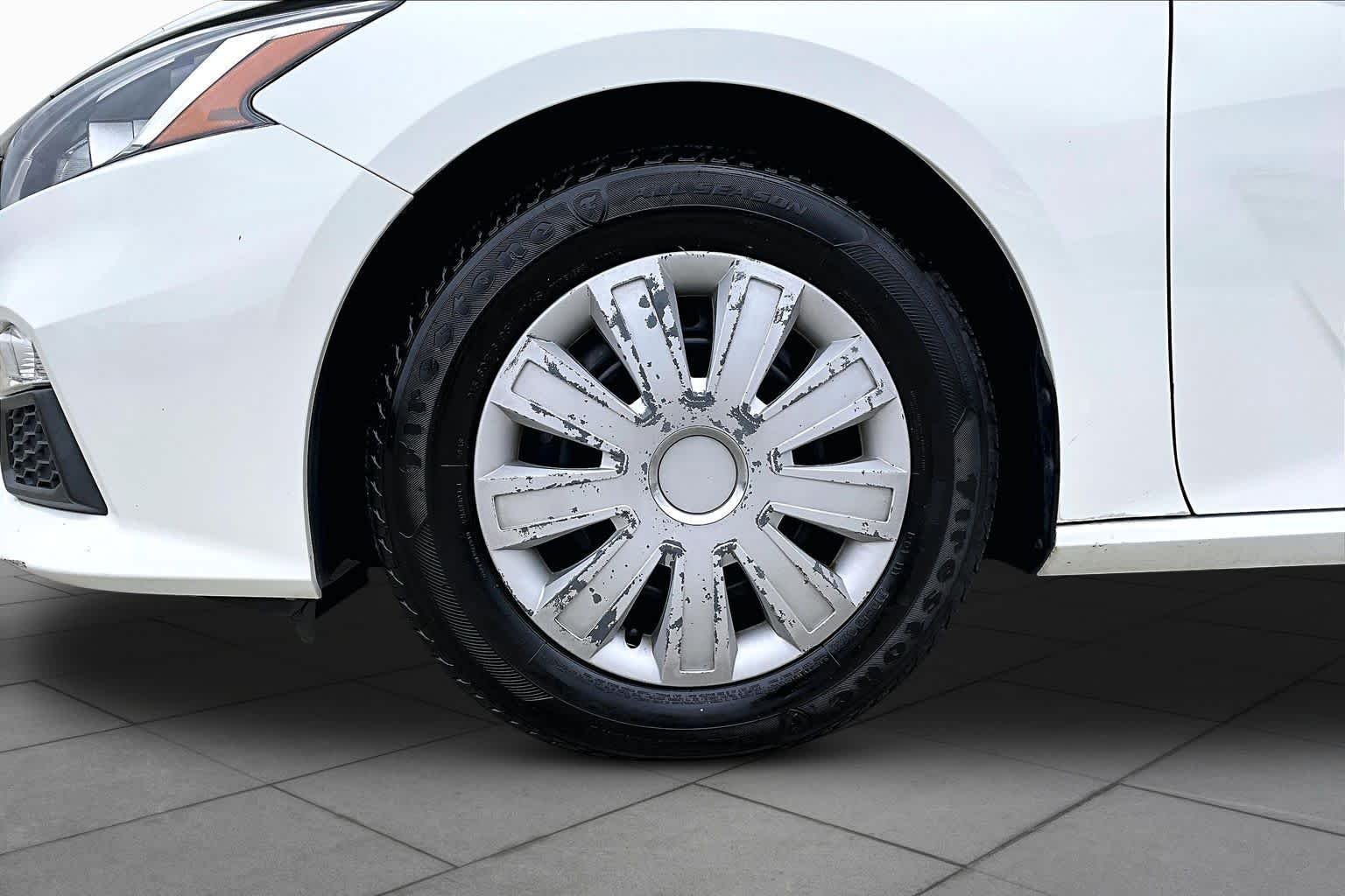 Used 2021 Glacier White Nissan 2.5 S image 11