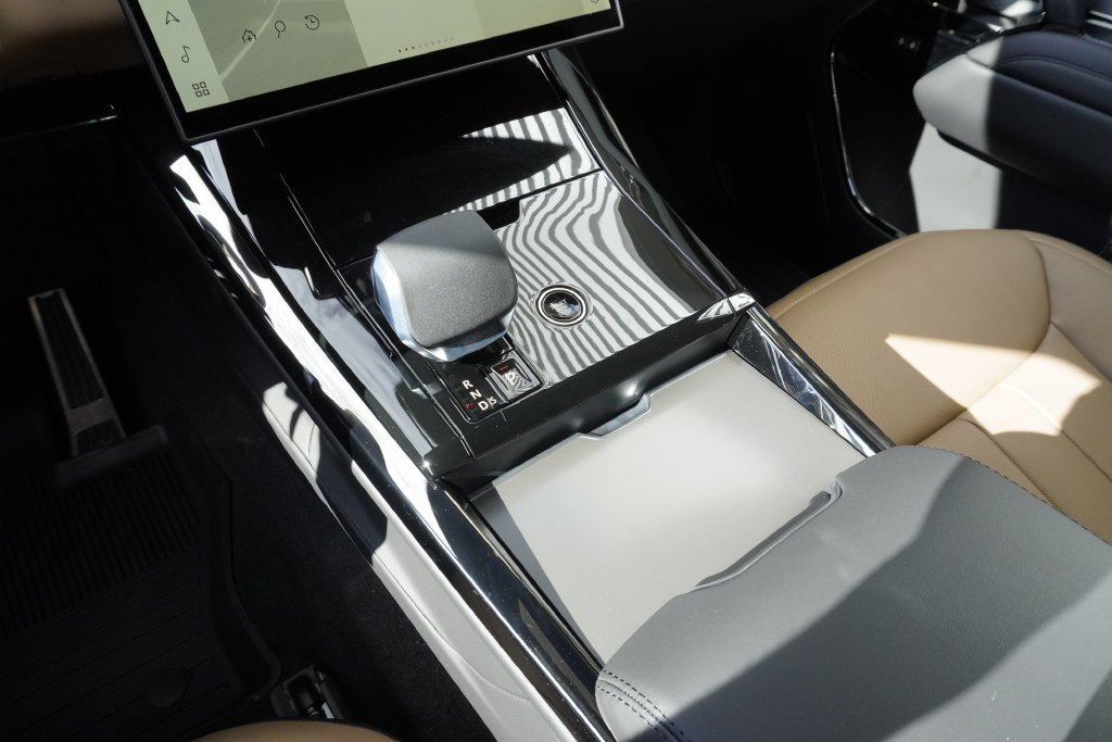 New 2026 Fuji White LAND ROVER Dynamic SE image 14