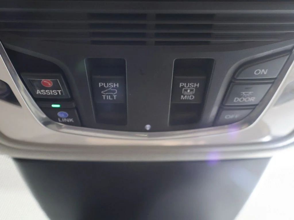 Used 2022 Silver Acura Advance image 59