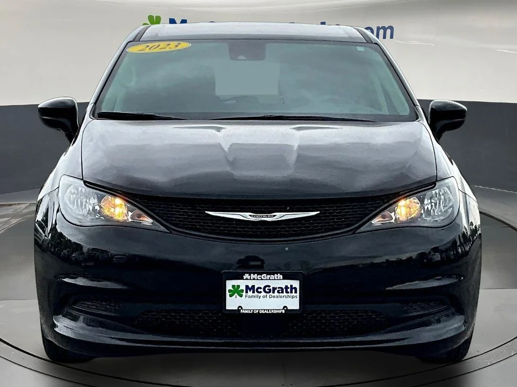 Used 2023 Black Chrysler LX image 3