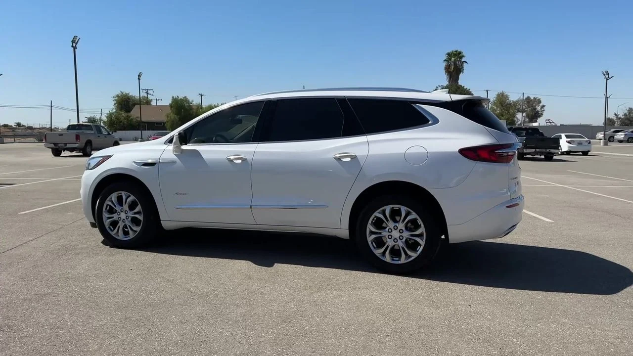 Used 2021 WHITE FROST TRICOAT Buick Avenir image 43