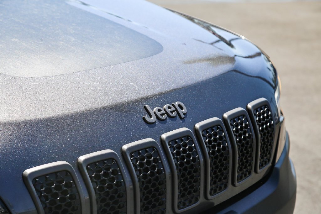 Used 2019 Crystal Metallic Jeep Trailhawk image 11