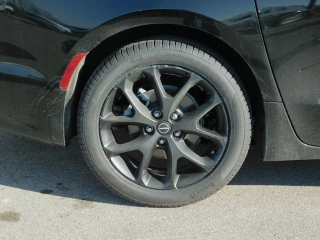 New 2026 Diamond Black Crystal Pearl-Coat Exterior Paint Chrysler Limited image 35