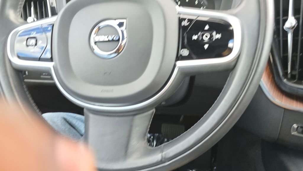 Used 2020 White Volvo T5 Inscription image 27