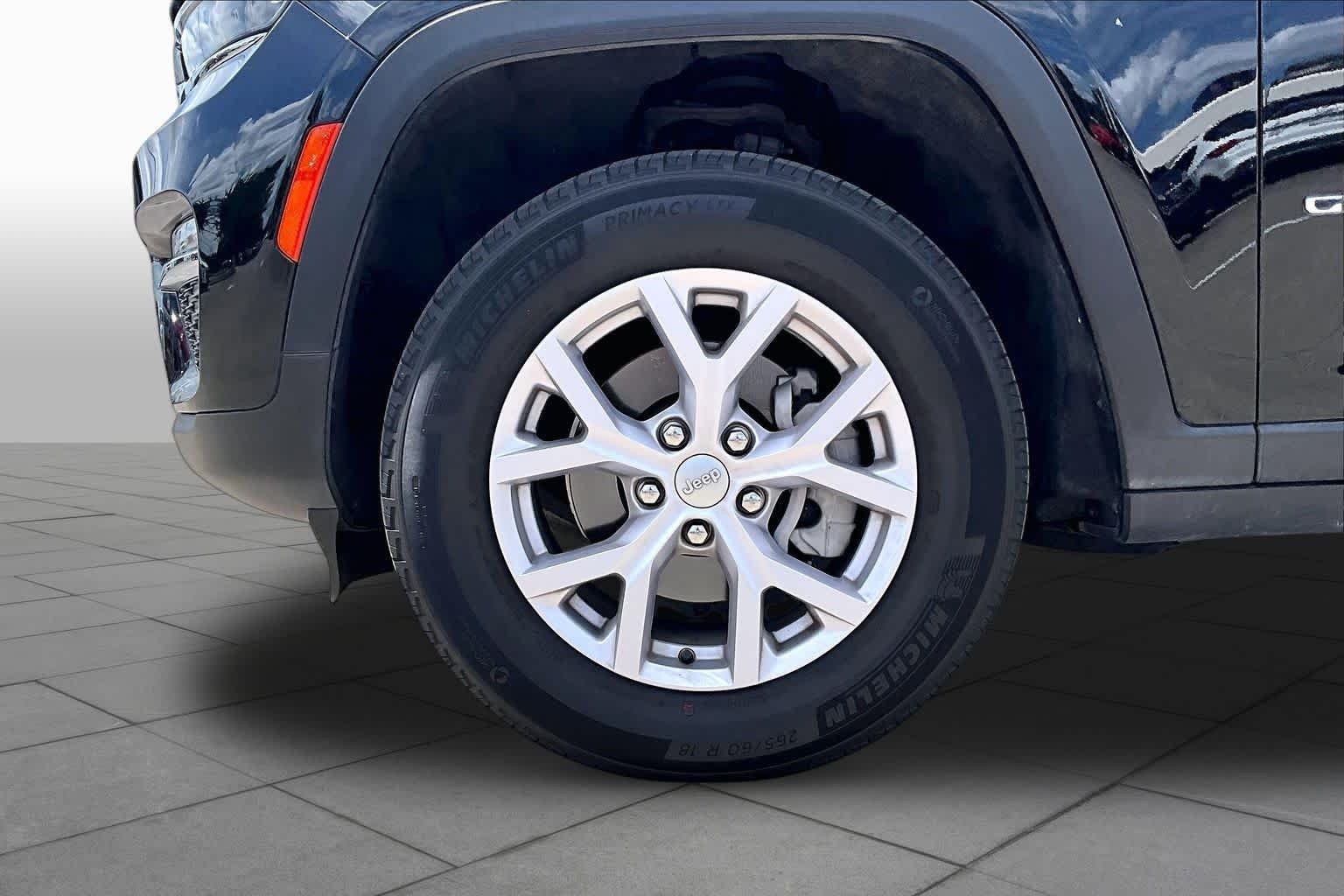 Used 2022 Diamond Black Crystal Pearlcoat Jeep Limited image 10