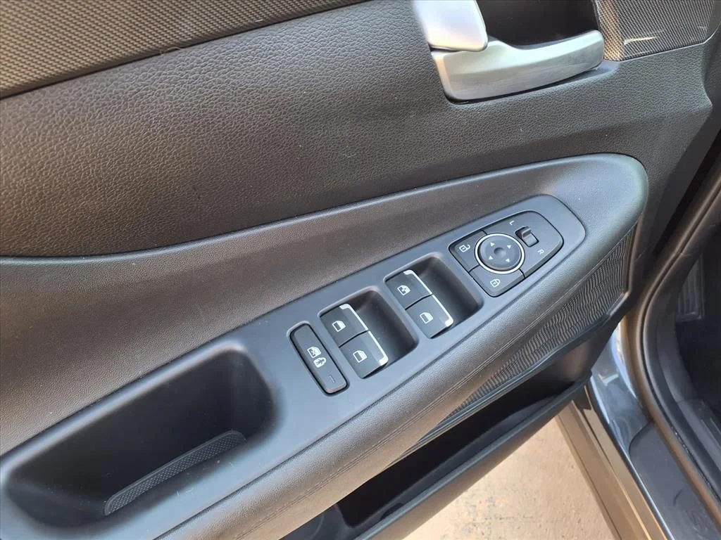 Used 2023 Gray Hyundai SE image 6