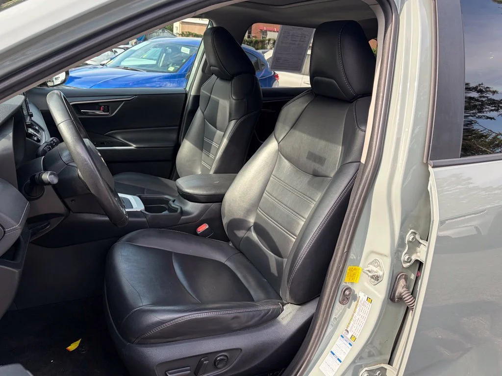 Used 2019 Lunar Toyota XLE Premium image 19