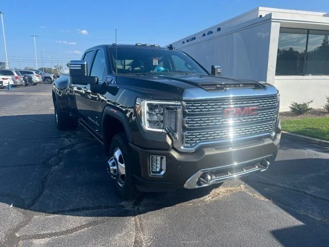 Used 2022  GMC Denali image 1