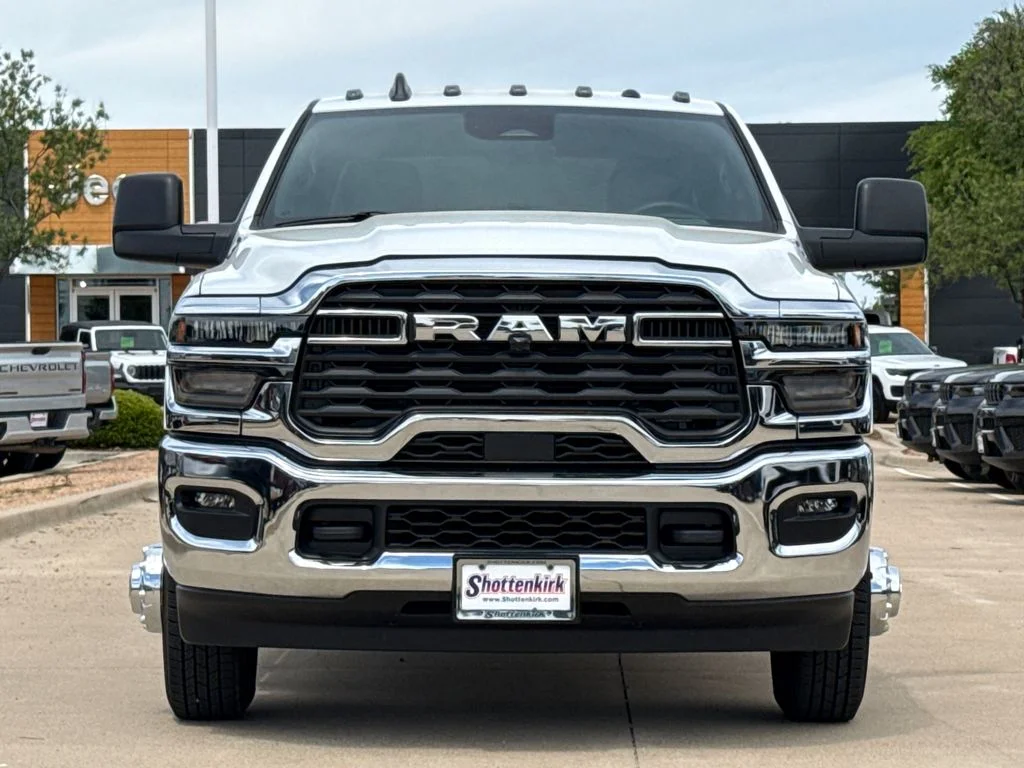 New 2026 Bright White Clear-Coat Exterior Paint RAM Tradesman image 2