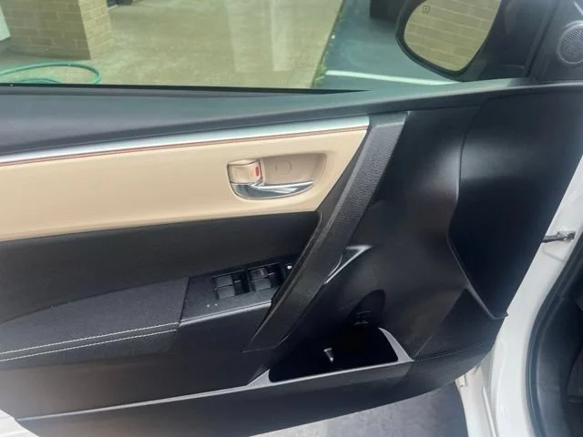 Used 2014 White Toyota L image 9