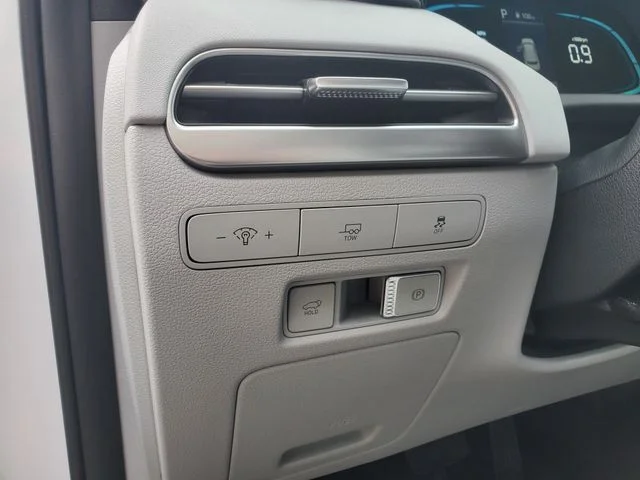 Used 2025 White Hyundai SEL image 21