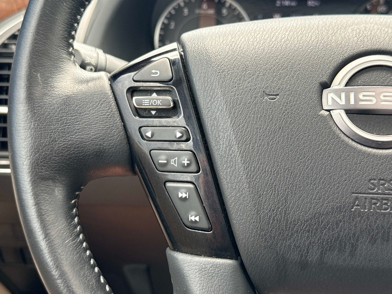 Used 2022 Aspen White TriCoat Pearl Nissan SL image 26