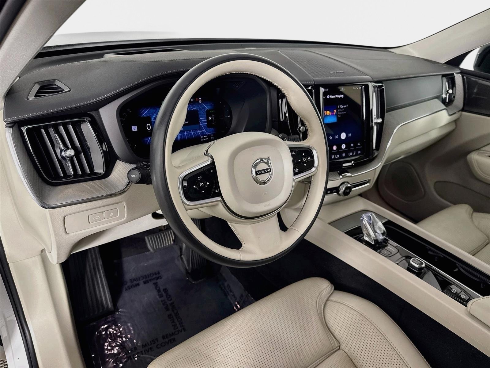 Used 2024 Crystal White Volvo Ultimate Dark Theme image 9