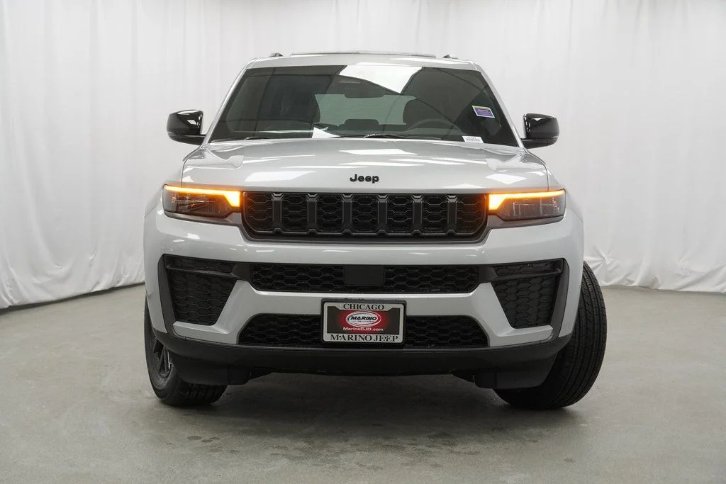 New 2026 Silver Zynith Exterior Paint Jeep Altitude image 7