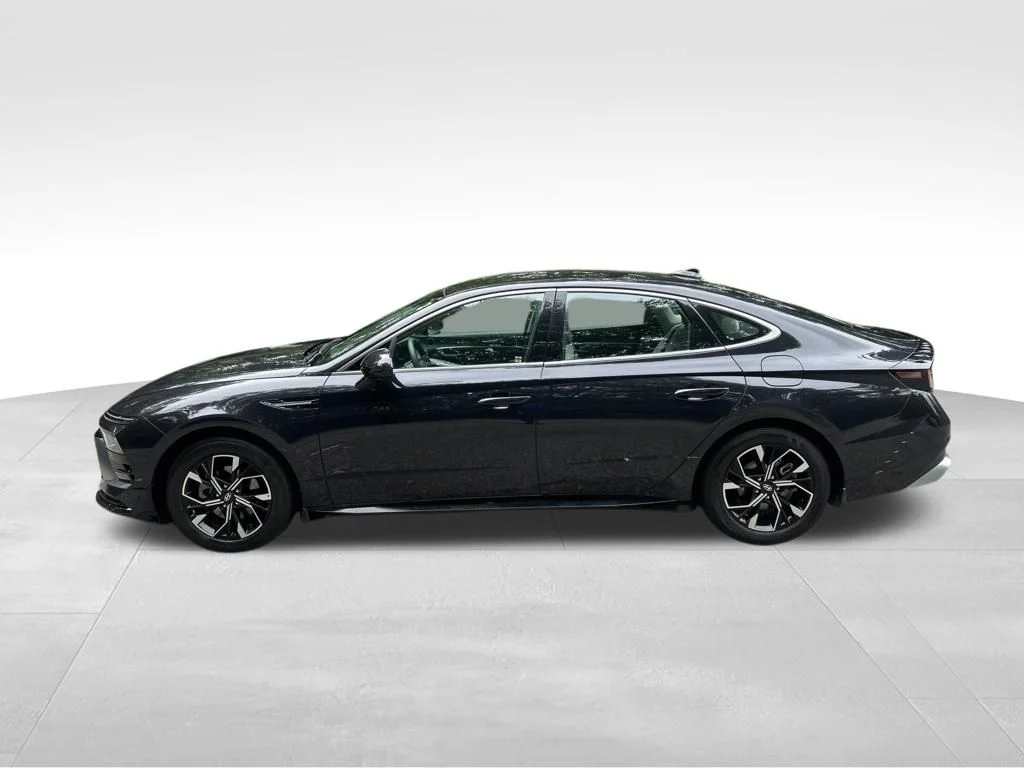 Used 2025 Blue Hyundai SEL image 2