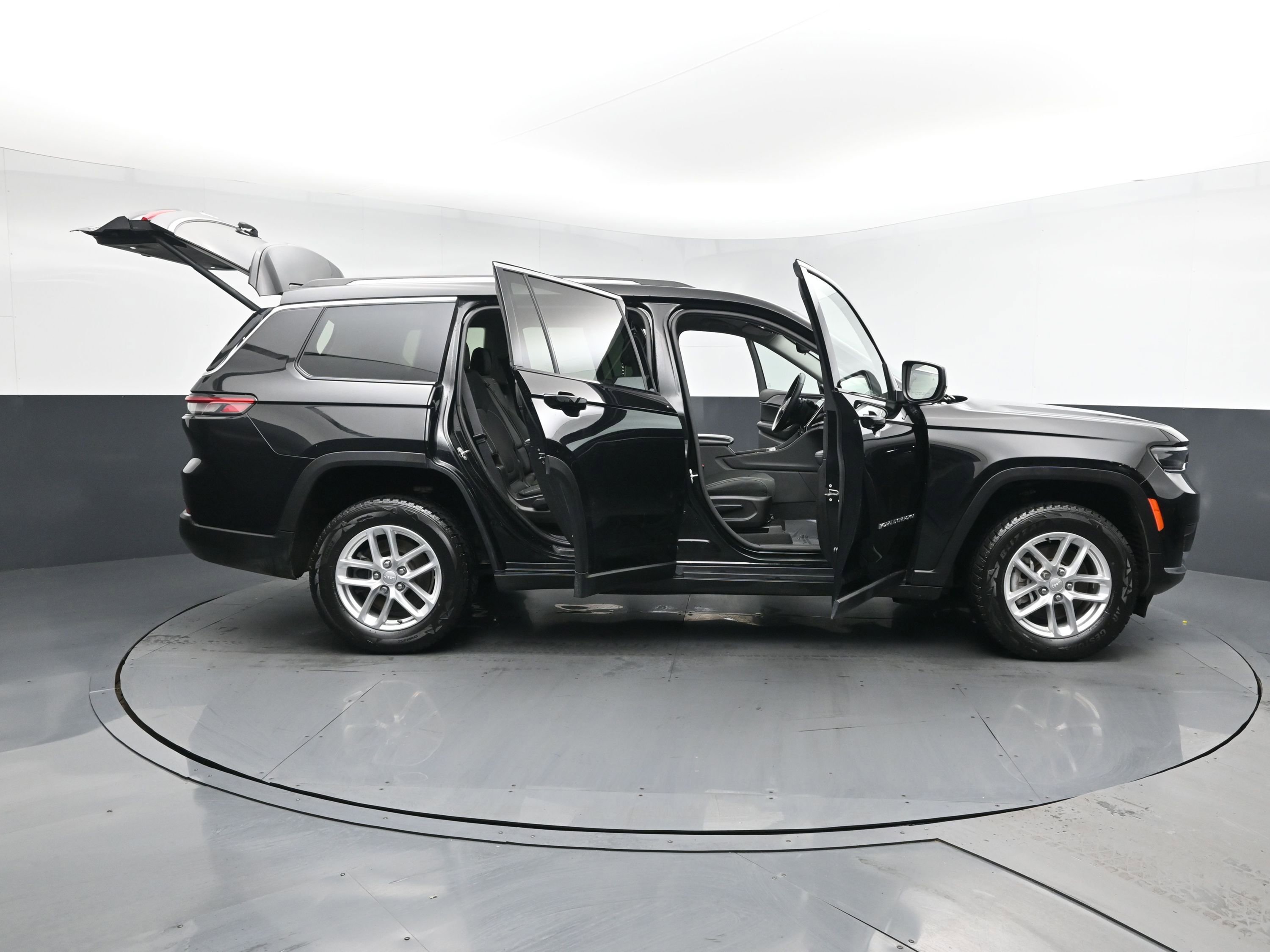 Used 2022 Diamond Black Crystal Pearlcoat Jeep Laredo image 31