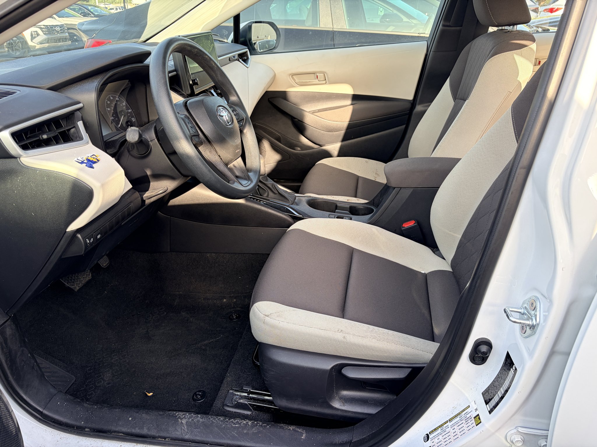 Used 2025 Ice Cap Toyota LE image 9