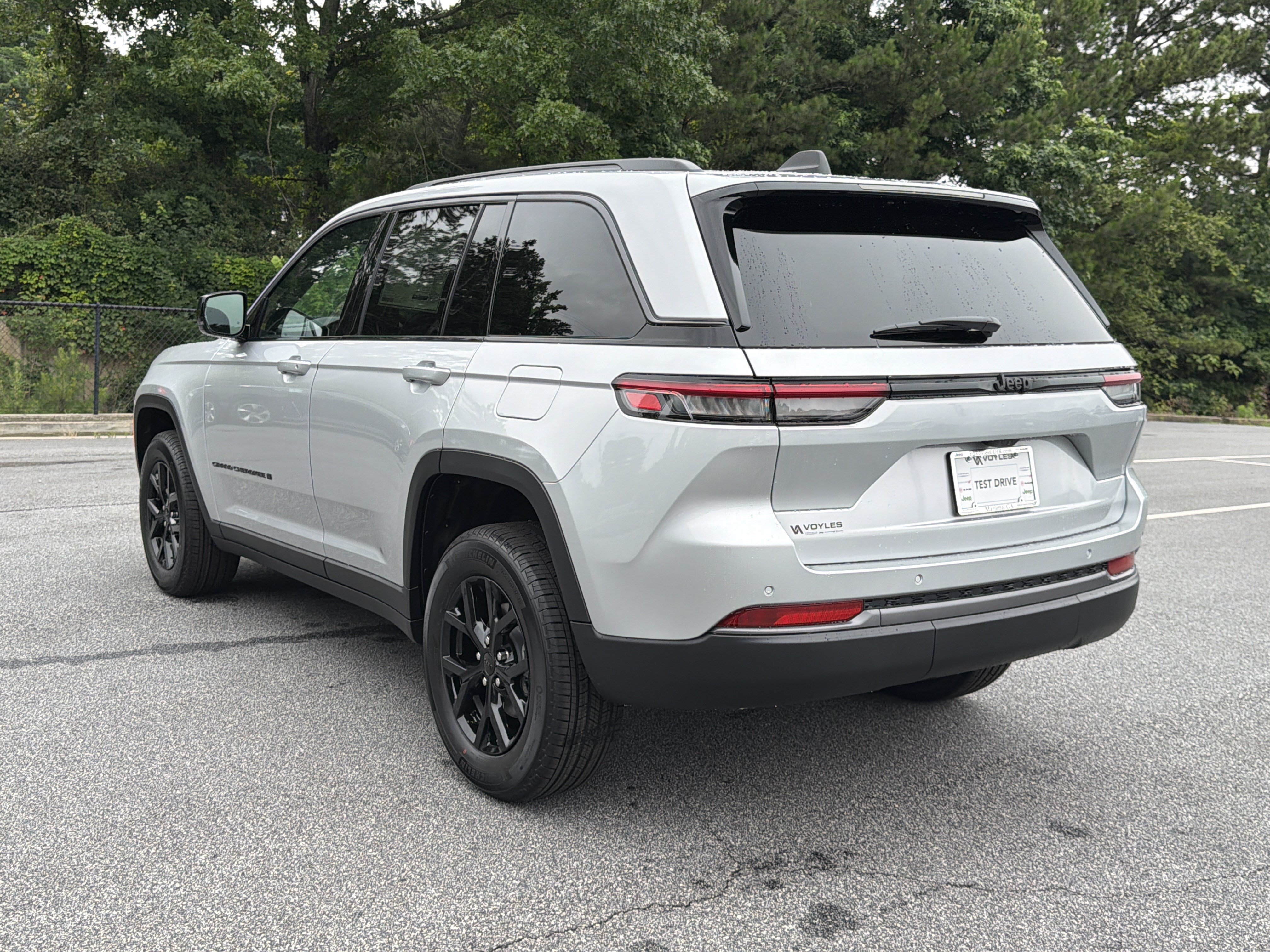 New 2026 Silver Zynith Exterior Paint Jeep Altitude image 6
