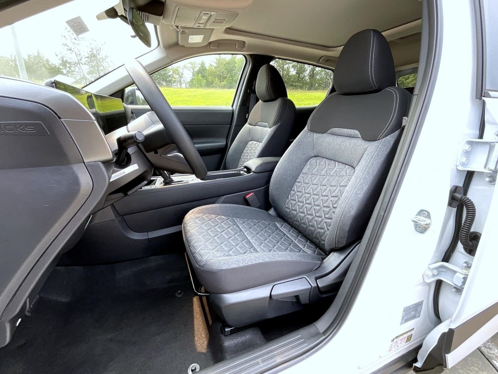 New 2026 Aspen White TriCoat / Super Black Two-tone Nissan SV image 10