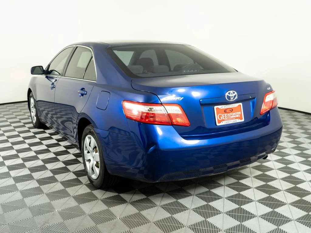 Used 2007 Blue Toyota LE image 4