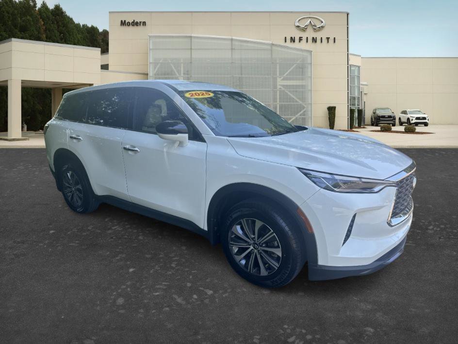 Used 2025 Glacier White INFINITI PURE image 3