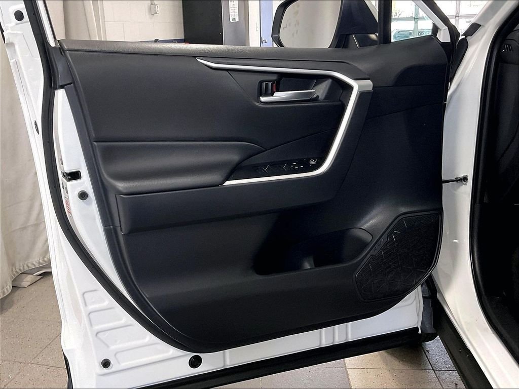 Used 2025 White Toyota XLE image 9