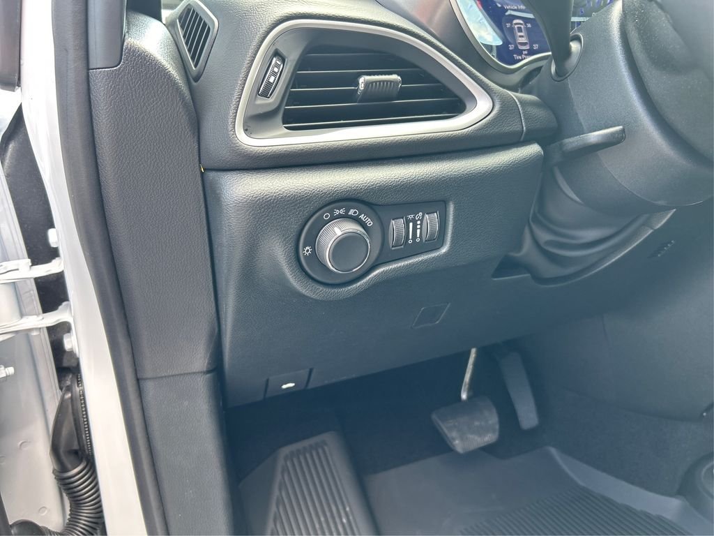 2025 Chrysler Voyager LX - Photo 43