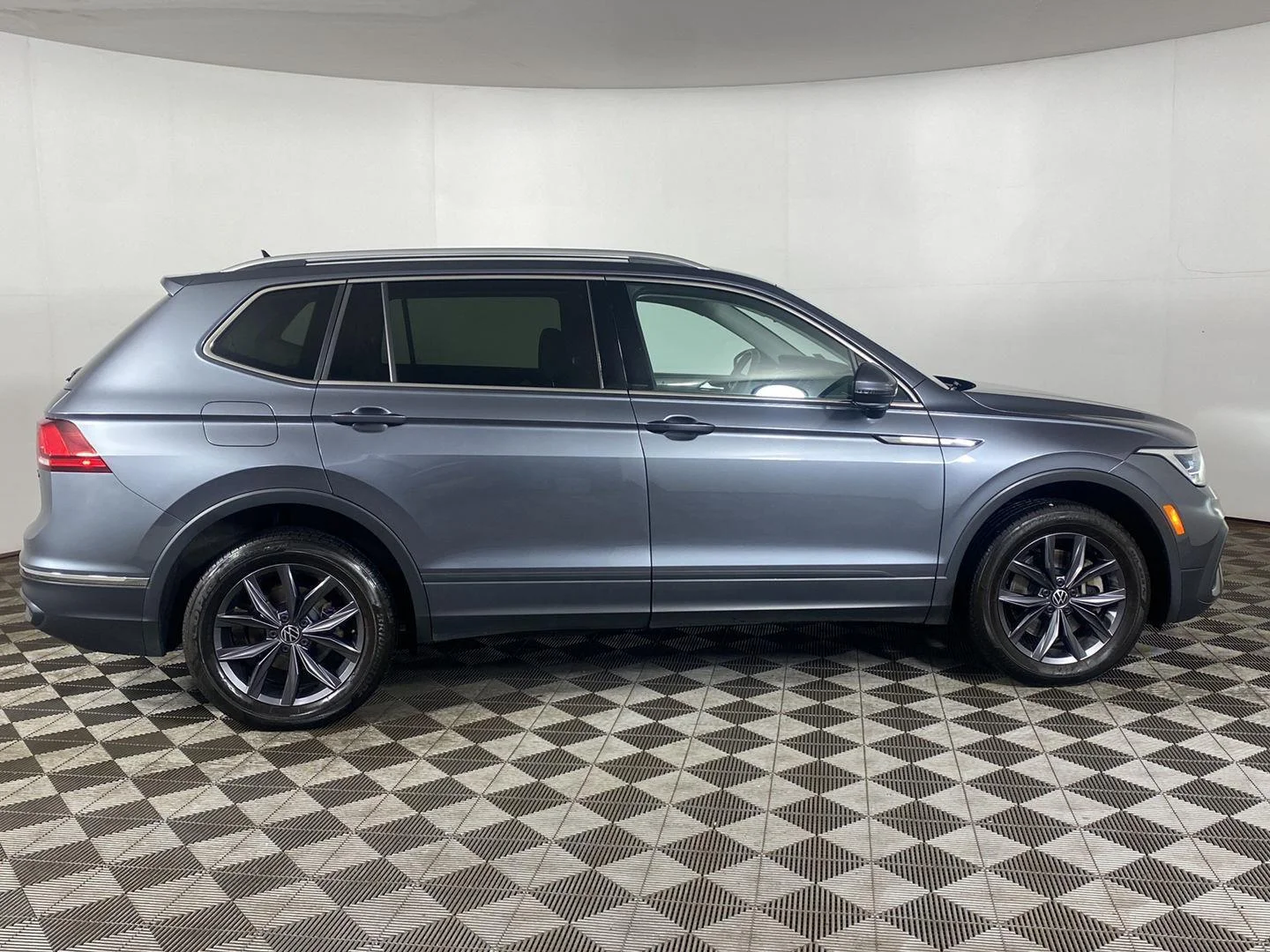 Used 2023 Platinum Gray Metallic Volkswagen SE image 24