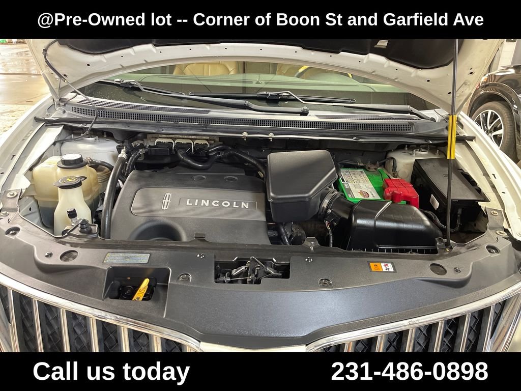 Used 2011  Lincoln Base image 10