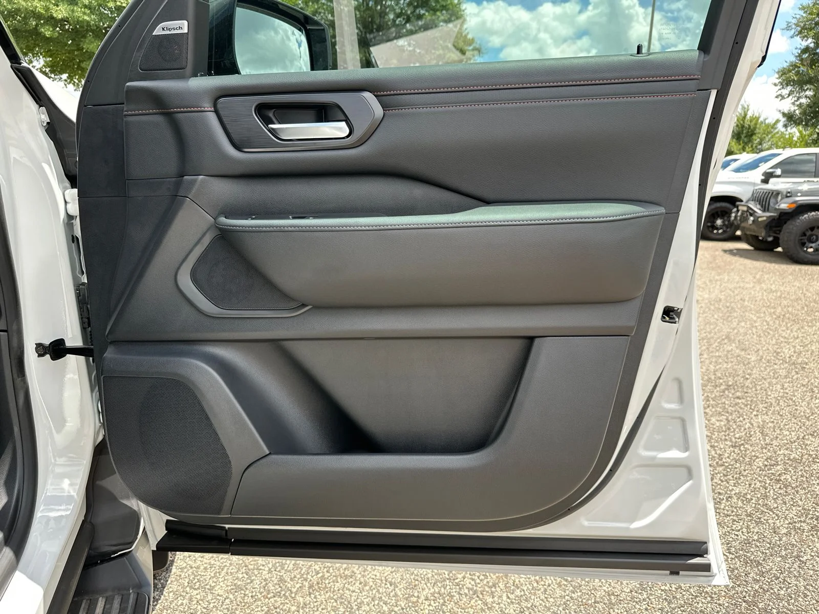 2025 Nissan Armada PRO-4X - Photo 14